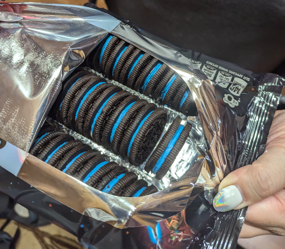 open package demonstrating I got blue-filled oreos